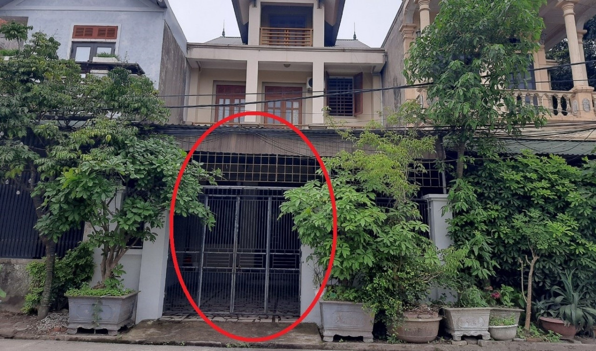  Người phụ nữ bị tạt axit ngay trước cổng nhà. Ngày 11/4, Công an TP. Vinh, Nghệ An đang khẩn trương điều tra làm rõ vụ việc bà N.T.H.V. (SN 1973, phường Lê Lợi) bị tạt ca chất lỏng nghi là axít vào người trước cổng nhà. Trước đó, khoảng 10h30 sáng 9/4, bà V. nghe tiếng gọi nên ra mở cổng và bị đôi nam nữ tạt một ca chất lỏng nghi là axít vào mặt. Những người này sau đó phóng xe rời khỏi hiện trường. Ảnh: VOV