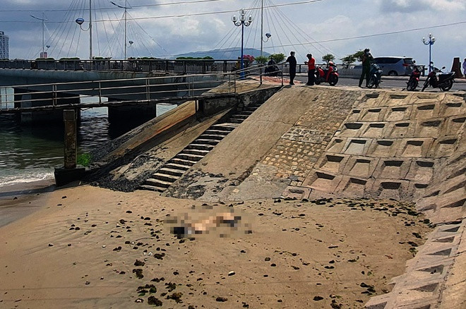  Thi thể người đàn ông trôi dạt trên vịnh Nha Trang. Khoảng 13h chiều 11/4, một số ngư dân đang đánh bắt hải sản trên vịnh Nha Trang phát hiện một thi thể trôi dạt nên trình báo công an. Nạn nhân khoảng 30-35 tuổi, nam giới, mặc quần áo dài tay và không có giấy tờ tùy thân. Công an Khánh Hòa đã hoàn tất khám nghiệm tử thi nhưng hiện chưa có ai đến nhận dạng, thi thể sẽ được đưa về nhà xác Bệnh viện tỉnh Khánh Hòa.
