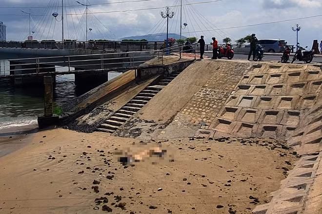  Thi thể người đàn ông trôi dạt trên vịnh Nha Trang. Khoảng 13h chiều 11/4, một số ngư dân đang đánh bắt hải sản trên vịnh Nha Trang phát hiện một thi thể trôi dạt nên trình báo công an. Nạn nhân khoảng 30-35 tuổi, nam giới, mặc quần áo dài tay và không có giấy tờ tùy thân. Công an Khánh Hòa đã hoàn tất khám nghiệm tử thi nhưng hiện chưa có ai đến nhận dạng, thi thể sẽ được đưa về nhà xác Bệnh viện tỉnh Khánh Hòa.