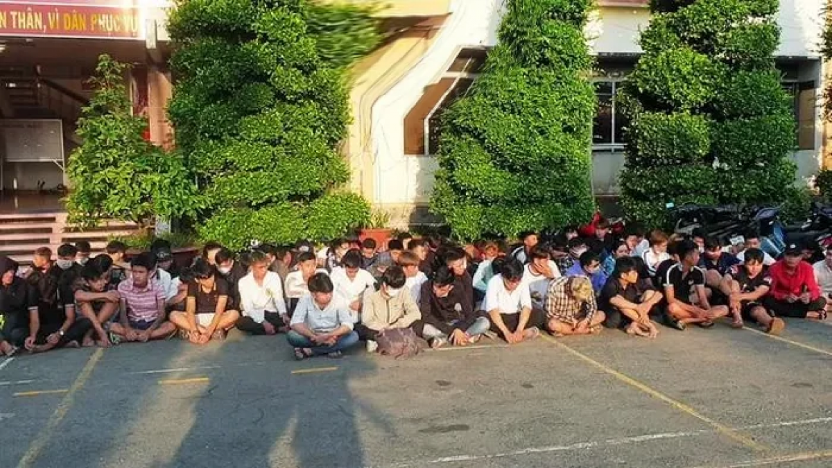  Hàng trăm đối tượng lên mạng hẹn đua xe. 4h sáng 11/4, Công an tỉnh Tiền Giang đã phát hiện bắt giữ 90 đối tượng đua xe, thu giữ 110 xe máy tại Quốc lộ 1 qua địa bàn phường 3, Thị xã Cai Lậy. Trước đó, tối 10/4, có hàng trăm đối tượng từ các tỉnh Tiền Giang, Vĩnh Long, Long An, Bến Tre, Đồng Tháp, hẹn nhau trên mạng xã hội, đua xe trái phép tại quốc lộ 1 địa bàn tỉnh Tiền Giang. Công an Tiền Giang đã huy động gần trăm cảnh sát tham gia ngăn chặn.