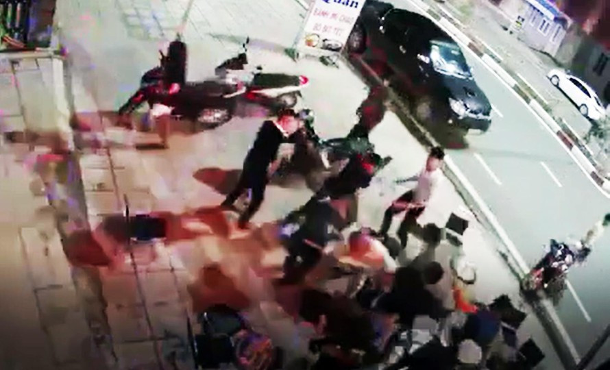  Thực khách phải nhập viện vì bị 10 người vây đánh. Ngày 11/4, Công an huyện Lâm Hà, Lâm Đồng đang điều tra vụ 10 người vây đánh một thực khách tại quán bia Chill thị trấn Đinh Văn. Tối ngày 8/4, anh Lê Thanh Nghị đang ngồi uống bia thì 10 người kéo vào ngồi chung bàn và gây ồn ào. Khi anh Nghị phản ứng, nhóm người này lao vào đánh hội đồng. 