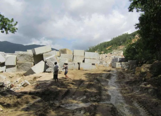  Gã thanh niên giở trò đồi bại với con gái bạn nhậu. Ngày 11/4, Công an huyện Phù Cát, tỉnh Bình Định bắt giữ khẩn cấp Lê Văn Ty (31 tuổi; ngụ xã Cát Tường) để điều tra về hành vi hiếp dâm. Chiều 8/4, Ty cùng ông S ngồi nhậu. Khi Ty say, ông S. bảo con gái 17 tuổi của mình chở Ty về nhà. Tuy nhiên, trên đường, Ty đã khống chế và thực hiện hành vi hiếp dâm con gái bạn nhậu nhưng bất thành. Ảnh: NLĐ 