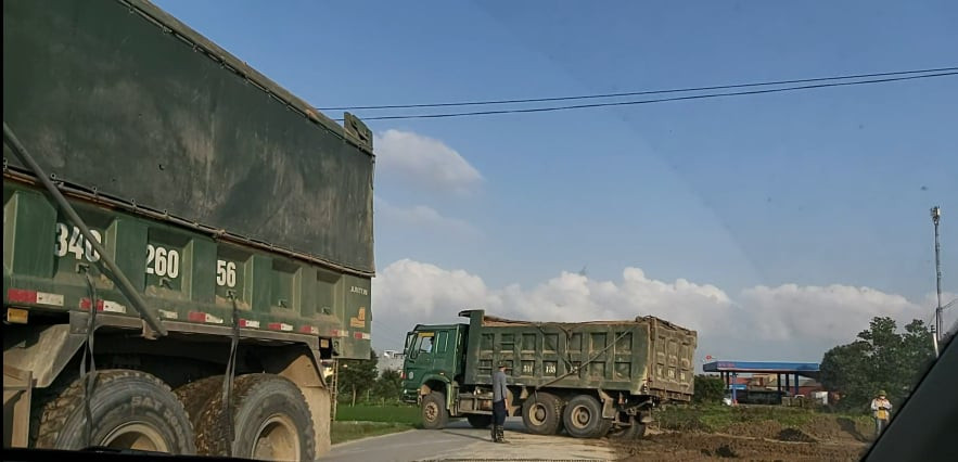 Duong 400 ty thi cong, xe trong tai lon hoanh hanh gay buc xuc-Hinh-3