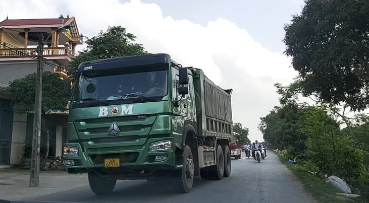 Duong 400 ty thi cong, xe trong tai lon hoanh hanh gay buc xuc-Hinh-4
