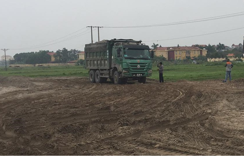 Duong 400 ty thi cong, xe trong tai lon hoanh hanh gay buc xuc