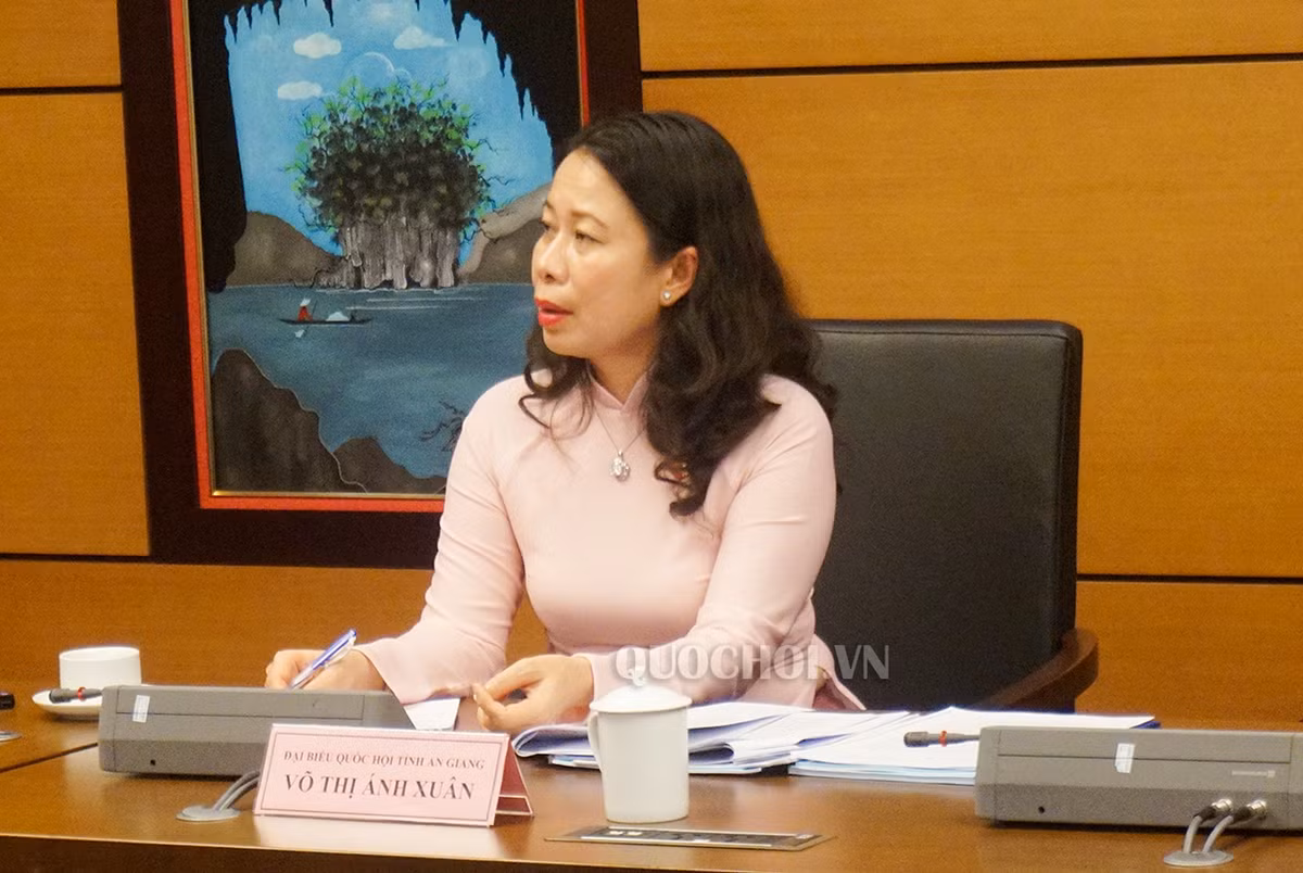 Từ năm 2001 - 2010, bà Xuân trải qua các vị trí Ủy viên Ban Thường vụ, Phó chủ tịch, Chủ tịch Hội Liên hiệp Phụ nữ tỉnh An Giang; Ủy viên Ban chấp hành Đảng bộ tỉnh, Phó trưởng Ban Dân vận Tỉnh ủy; Ủy viên Ban Thường vụ Tỉnh ủy và Bí thư Thị ủy Tân Châu.