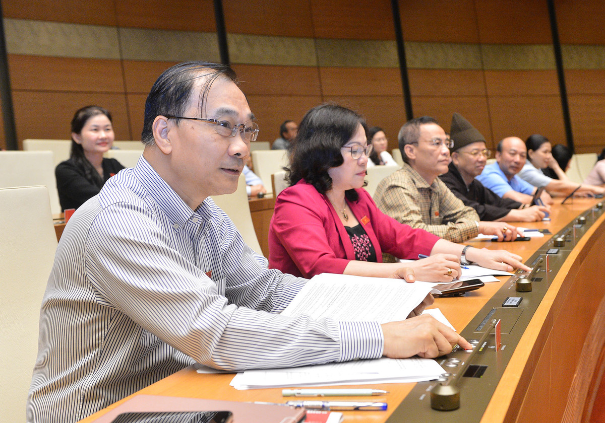 Theo đó, ông Nguyễn Đắc Vinh, Phó chánh Văn phòng Trung ương Đảng, được đề cử vào vị trí Chủ nhiệm Ủy ban Văn hóa, Giáo dục, Thanh niên, Thiếu niên và Nhi đồng. Ông Lê Quang Huy, Phó chủ nhiệm Ủy ban Khoa học Công nghệ và Môi trường được giới thiệu bầu giữ chức Chủ nhiệm Ủy ban Khoa học Công nghệ và Môi trường. Ông Vũ Hải Hà, Phó chủ nhiệm Ủy ban Đối ngoại, được đề cử cho vị trí Chủ nhiệm Ủy ban Đối ngoại. Ông Bùi Văn Cường, Bí thư Tỉnh ủy Đắk Lắk được đề cử cho vị trí Tổng Thư ký Quốc hội.