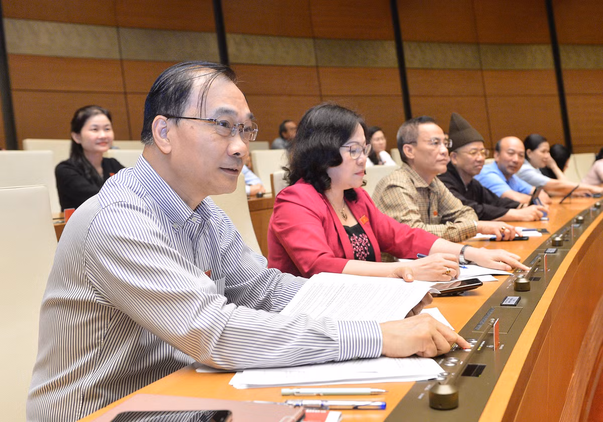 Theo đó, ông Nguyễn Đắc Vinh, Phó chánh Văn phòng Trung ương Đảng, được đề cử vào vị trí Chủ nhiệm Ủy ban Văn hóa, Giáo dục, Thanh niên, Thiếu niên và Nhi đồng. Ông Lê Quang Huy, Phó chủ nhiệm Ủy ban Khoa học Công nghệ và Môi trường được giới thiệu bầu giữ chức Chủ nhiệm Ủy ban Khoa học Công nghệ và Môi trường. Ông Vũ Hải Hà, Phó chủ nhiệm Ủy ban Đối ngoại, được đề cử cho vị trí Chủ nhiệm Ủy ban Đối ngoại. Ông Bùi Văn Cường, Bí thư Tỉnh ủy Đắk Lắk được đề cử cho vị trí Tổng Thư ký Quốc hội.