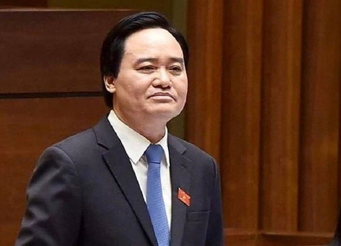Ông Phùng Xuân Nhạ sinh ngày 03/6/1963; vào Đảng ngày 19/12/1997; học hàm, học vị: Phó Giáo sư, Tiến sĩ Kinh tế; trình độ lý luận chính trị Cao cấp. Ông Nhạ là Ủy viên dự khuyết Trung ương Đảng khóa XI; Ủy viên Trung ương Đảng khóa XII; đại biểu Quốc hội khóa XIV. 