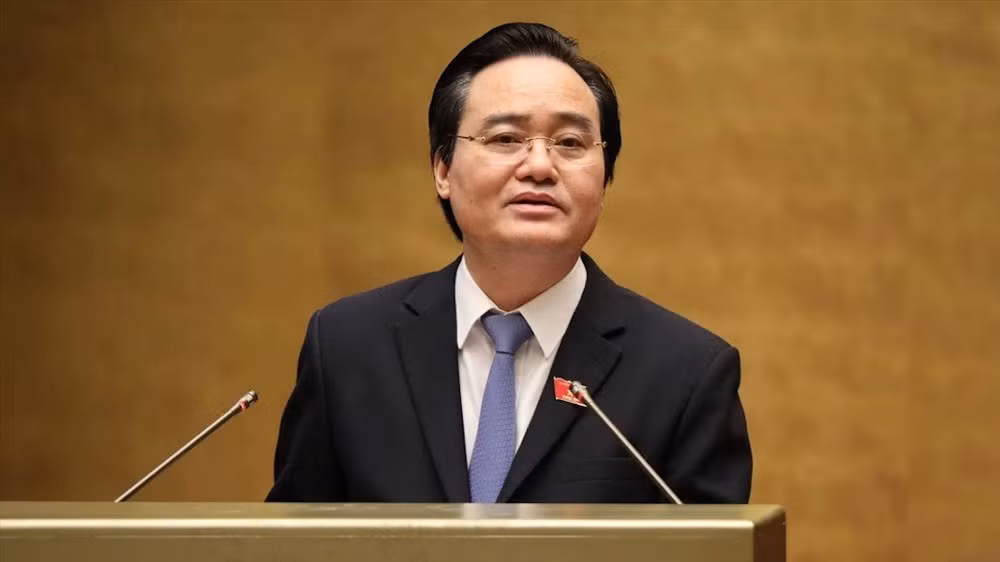 Trước khi giữ chức Phó Trưởng Ban Tuyên giáo Trung ương, ông Nhạ từng trải qua các vị trí công tác: Bí thư Đảng ủy, Hiệu trưởng Trường Đại học Kinh tế - Đại học Quốc gia Hà Nội, kiêm Giám đốc Trung tâm Nghiên cứu Kinh tế phát triển. 