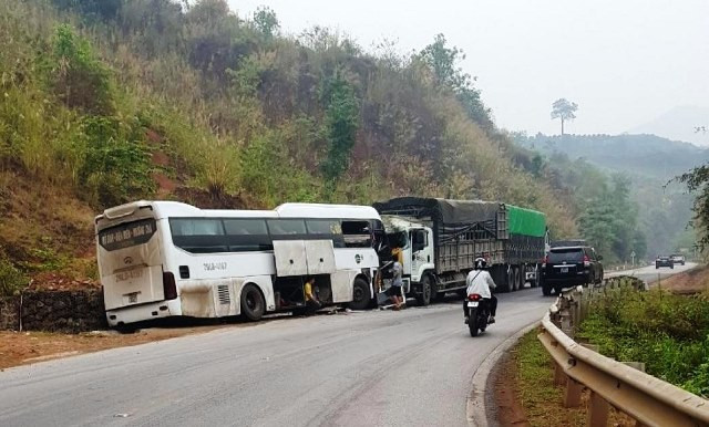  Xe khách va chạm xe tải, 4 người nhập viện: Khoảng 2h sáng ngày 3/4, xe khách BKS 29LD - 4167 điểu khiển, lưu thông trên QL6 theo hướng Sơn La - Hà Nội đến địa phận bản Ta Niết, xã Chiềng Hắc, huyện Mộc Châu, tỉnh Sơn La mất lái, va chạm xe tải. Vụ tai nạn đã khiến 4 hành khách bị thương, hàng chục người khác hoảng loạn.