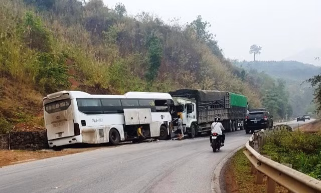  Xe khách va chạm xe tải, 4 người nhập viện: Khoảng 2h sáng ngày 3/4, xe khách BKS 29LD - 4167 điểu khiển, lưu thông trên QL6 theo hướng Sơn La - Hà Nội đến địa phận bản Ta Niết, xã Chiềng Hắc, huyện Mộc Châu, tỉnh Sơn La mất lái, va chạm xe tải. Vụ tai nạn đã khiến 4 hành khách bị thương, hàng chục người khác hoảng loạn.