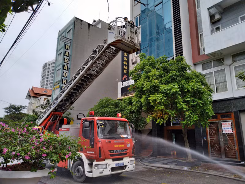  Cứu 5 người mắc kẹt trong vụ cháy nhà 9 tầng ở Hải Phòng: 6h sáng 3/4, nhà 9 tầng tại số nhà A2 lô 8A Lê Hồng Phong, Đằng Giang, quận Ngô Quyền, Hải Phòng đã xảy ra vụ cháy, nhiều người mắc kẹt tại tầng 6 ngôi nhà. Lực lượng PCCC đã kịp thời giải cứu 5 người kẹt và dập tắt vụ hỏa hoạn.