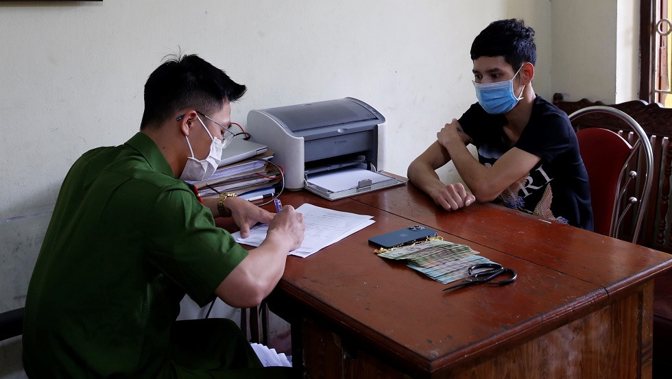 Doi tuong 5 tien an tiep tuc trom cap tai san, mua Iphone 12 Promax