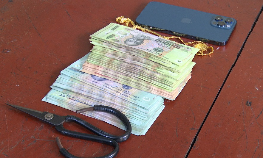 Doi tuong 5 tien an tiep tuc trom cap tai san, mua Iphone 12 Promax-Hinh-2