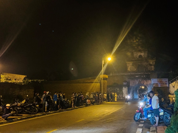 Nguoi dan TP Hue don 13 can bo hy sinh tai Rao Trang 3-Hinh-5