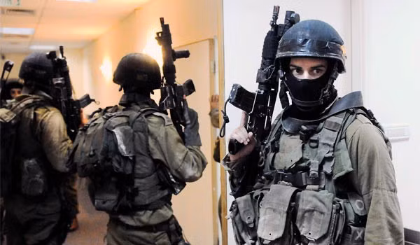 Mối nghi ngờ ngày càng lớn rằng bên dưới lớp mái nhà đang che giấu dự án tuyệt mật của Tổng thống Bashar al-Assad: một lò phản ứng hạt nhân, mà tình báo Israel tin là giống lò phản ứng Yongbyon của Triều Tiên.