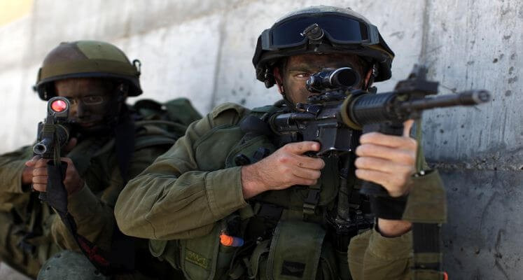 Cụ thể vào năm 2006, tình báo Israel đặc biệt chú ý tới một tòa nhà hình khối lập phương lớn đang được xây dựng ở trung tâm sa mạc Syria, cách không xa thành phố Deir ez Zor.