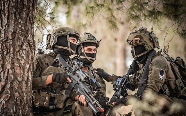 Chỉ huy của đặc nhiệm "Yaalom" chia sẻ thông tin rằng mục đích của đơn vị là âm thầm xâm nhập vào hai tiền đồn của đối phương, gài chất nổ rồi đồng loạt tiêu diệt các đối tượng.