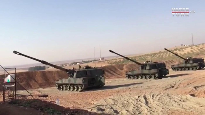 Trong khi đó, pháo tự hành K9 Thunder là một loại pháo mặt đất tự hành cỡ nòng 155 mm do Công ty SamSung Techwin phát triển cho quân đội Hàn Quốc.