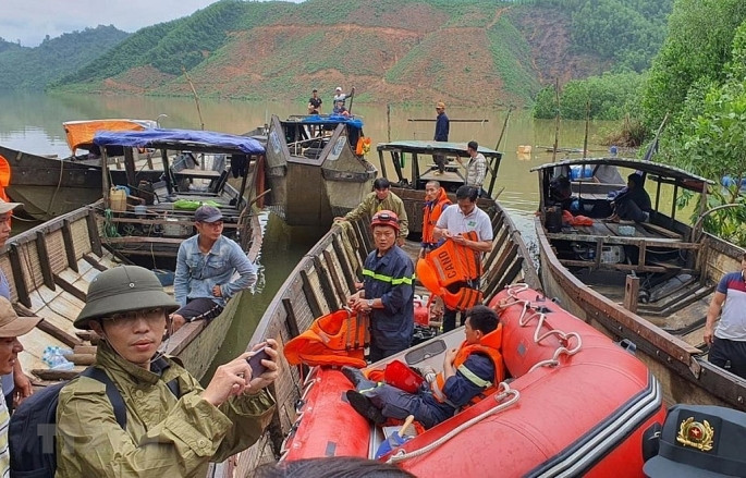 Lực lượng cứu hộ tại thủy điện Rào Trăng 3. (Ảnh: TTXVN phát)