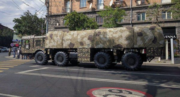 Dựa vào thống kê trước đó, quân đội Armenia chỉ có trong biên chế vỏn vẹn 4 tổ hợp Iskander-E nhập khẩu từ Nga cách đó ít lâu, chưa rõ số đạn tên lửa đi kèm, vì vậy mặc dù Moskva xếp Iskander vào vũ khí chiến thuật nhưng với Yerevan thì đây rõ ràng là vũ khí chiến lược.
