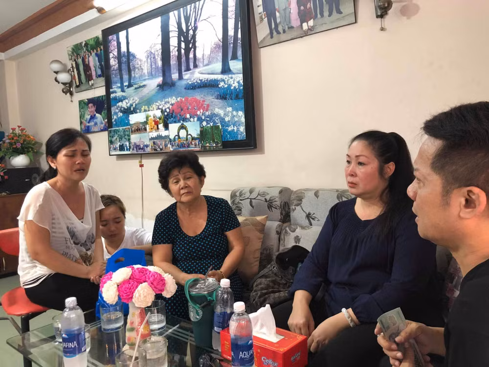 Me nghe si Anh Vu bat khoc khi nhan tien quyen gop dua thi the con ve Viet Nam-Hinh-2