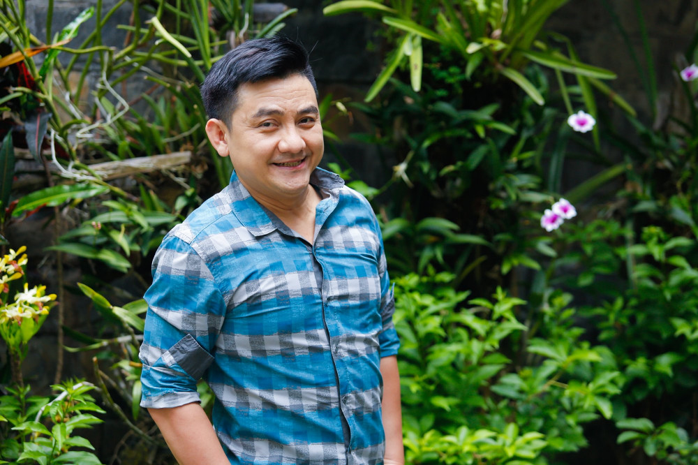 Me nghe si Anh Vu bat khoc khi nhan tien quyen gop dua thi the con ve Viet Nam