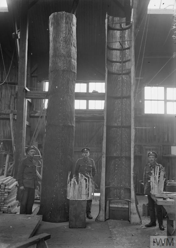 Cụ thể, binh sĩ Pháp đã ngụy trang cho những đài quan sát trên chiến trường trông giống như những cây to lớn.