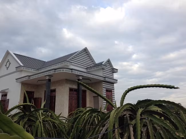 10 năm sau, cô xây được căn nhà khang trang cho cha mẹ sinh sống. Tuy nhiên, nữ ca sĩ Vy Oanh không khỏi ngậm ngùi tiếc nuối vì giờ đây cha mẹ đều đã qua đời.