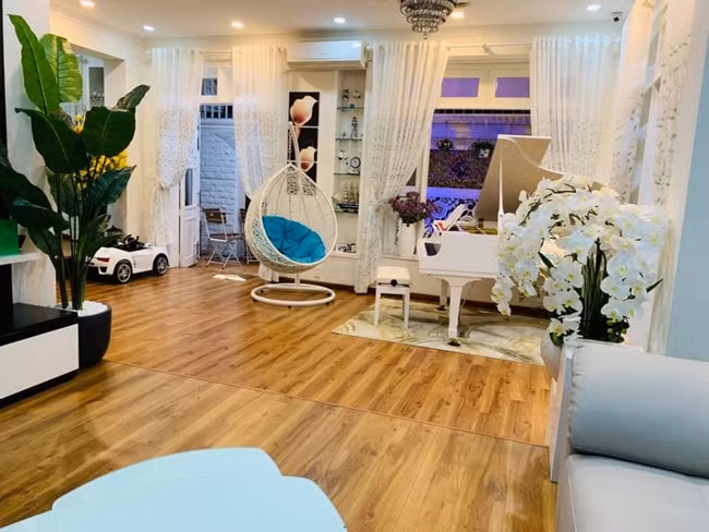 Một góc không gian bên trong căn biệt thự 40 tỷ của Vy Oanh. Hầu hết nữ ca sĩ sử dụng nội thất màu trắng, toát lên vẻ sang trọng, cổ điển.