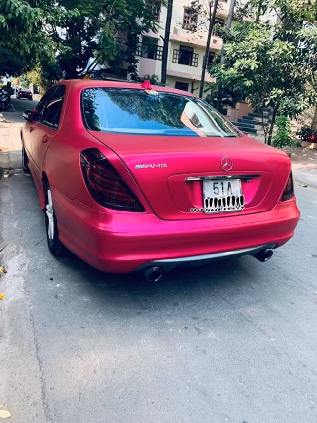 Đầu tháng 3 vừa qua, bà mẹ hai con chia sẻ chiếc xế hộp tông hồng độc đáo trên trang cá nhân. Cô cho biết đây là quà tặng được nhận rất bất ngờ từ ông xã.