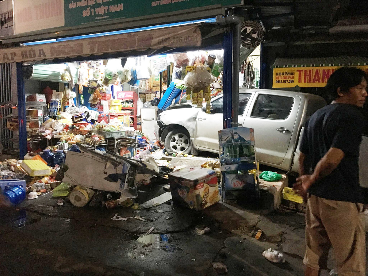 Tai xe Trung Quoc dieu khien xe lao vao nha dan o Binh Duong, 3 nguoi bi thuong
