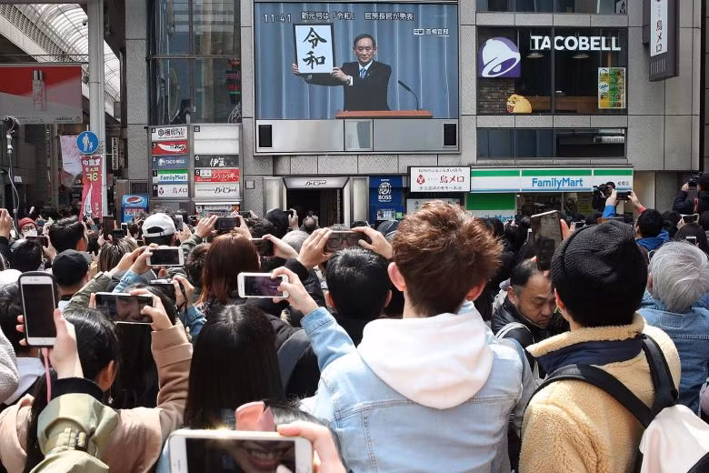 Sau khi các chuyên gia đưa ra đề xuất, Chánh văn phòng Nội các sẽ sàng lọc danh sách dựa trên các tiêu chí sau: gồm hai ký tự tiếng Hán, dễ đọc, dễ viết, không được giống tên hoặc trùng ký tự của 4 triều đại gần nhất là Heisei, Showa, Taisho và Meiji.