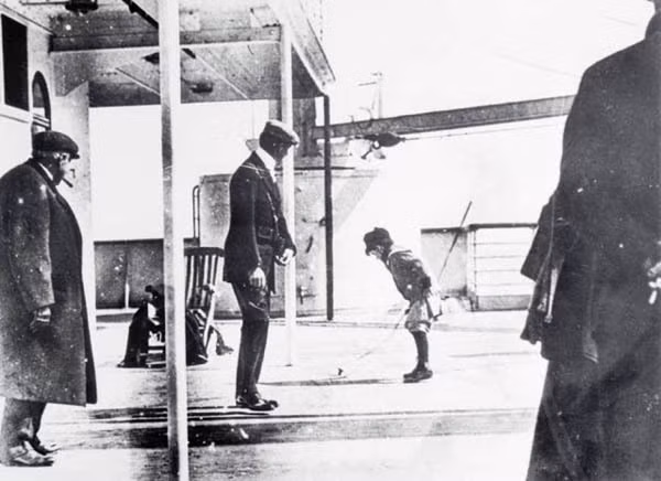 Một cậu bé chơi đùa trên tàu Titanic huyền thoại.