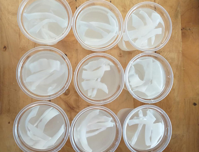 Mỗi cốc nước mía hay nước dừa chỉ có giá khoảng 10.000 - 15.000 đồng. Người mua cũng dễ dàng tìm thấy mặt hàng này được bày bán trên các vỉa hè ở Hà Nội.