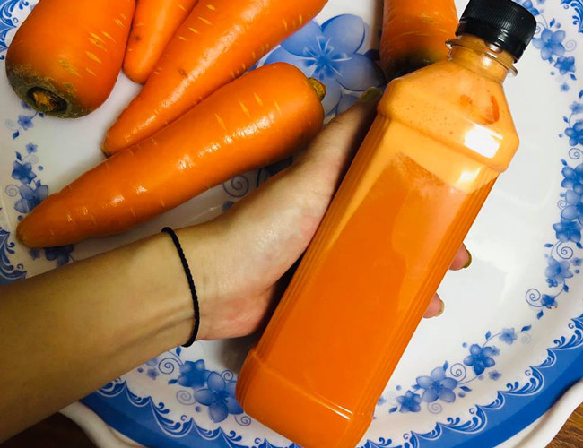 Chị Hoa Lê, một người kinh doanh ở Hà Nội, cho biết mỗi ngày chị bán hàng trăm chai nước ép trái cây. Có những ngày đỉnh điểm chị bán hơn 200 chai.