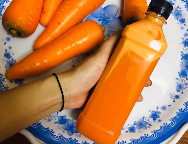 Chị Hoa Lê, một người kinh doanh ở Hà Nội, cho biết mỗi ngày chị bán hàng trăm chai nước ép trái cây. Có những ngày đỉnh điểm chị bán hơn 200 chai.