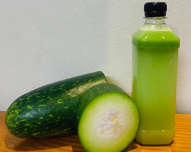 “Mới mở bán được 1 tuần, mình đã bán được hàng nghìn chai nước ép trái cây, rau củ này. Giá của mỗi chai dao động từ 30.000 - 40.000 đồng. Sản phẩm của mình nguyên chất, không đường và không pha nước nên khách rất yêu thích”, chị Hoa Lê chia sẻ.