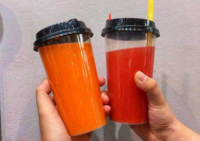 Chị Bùi Thị Thùy Dung (Hải Phòng) cũng cho biết mỗi ngày khách đặt vài chục cốc. “Khách đặt nhiều mà chỉ có một mình, tôi phải “vắt chân lên cổ” để làm cho kịp trả khách vào giờ hẹn. Ngay từ sáng sớm, tôi đã phải đi chợ và gọt sẵn hoa quả trước”, chị cho hay.