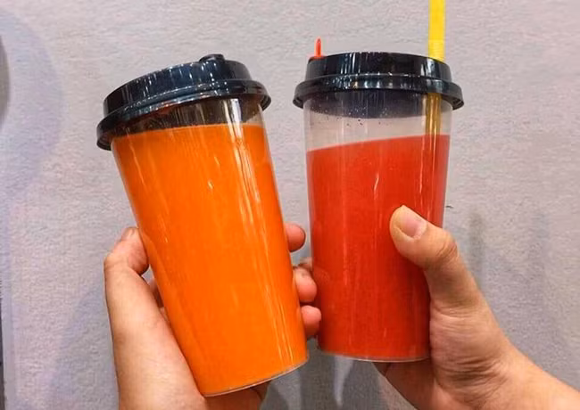 Chị Bùi Thị Thùy Dung (Hải Phòng) cũng cho biết mỗi ngày khách đặt vài chục cốc. “Khách đặt nhiều mà chỉ có một mình, tôi phải “vắt chân lên cổ” để làm cho kịp trả khách vào giờ hẹn. Ngay từ sáng sớm, tôi đã phải đi chợ và gọt sẵn hoa quả trước”, chị cho hay.