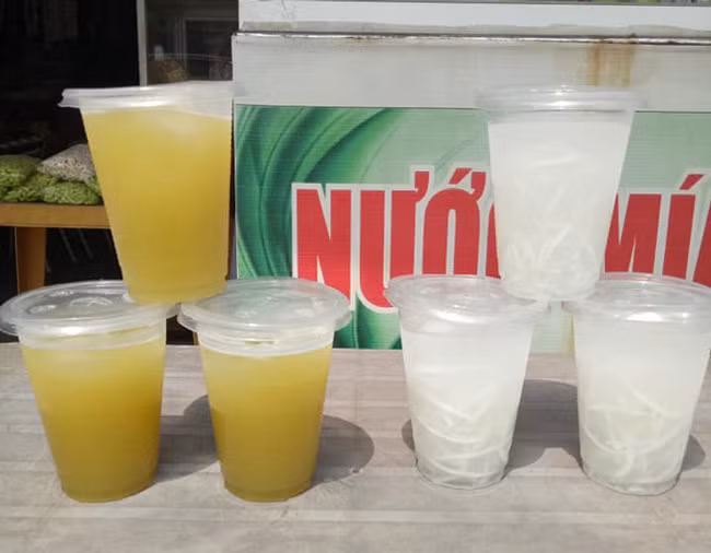Nước mía, nước dừa cũng là những mặt hàng bán chạy trong dịp gần đây.