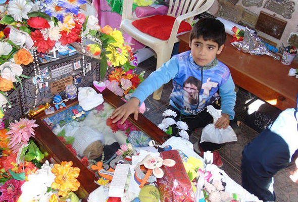 Ban đầu, người ta cho rằng sự việc nắp quan tài thường tự bật là do ảnh hưởng của những cơn mưa bão lớn. Thế nhưng, sự việc này liên tục xảy ra dù thời tiết bình thường, không có mưa bão hay lũ lụt.