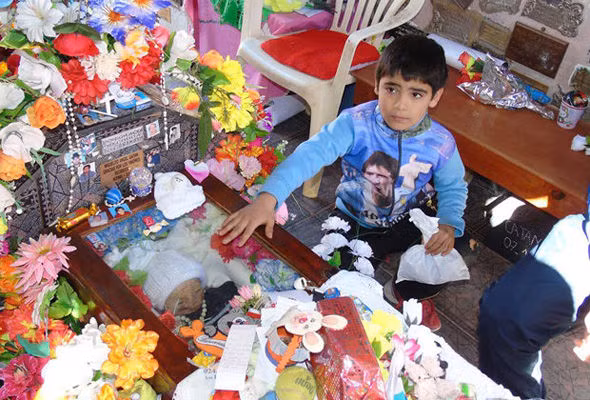 Ban đầu, người ta cho rằng sự việc nắp quan tài thường tự bật là do ảnh hưởng của những cơn mưa bão lớn. Thế nhưng, sự việc này liên tục xảy ra dù thời tiết bình thường, không có mưa bão hay lũ lụt.