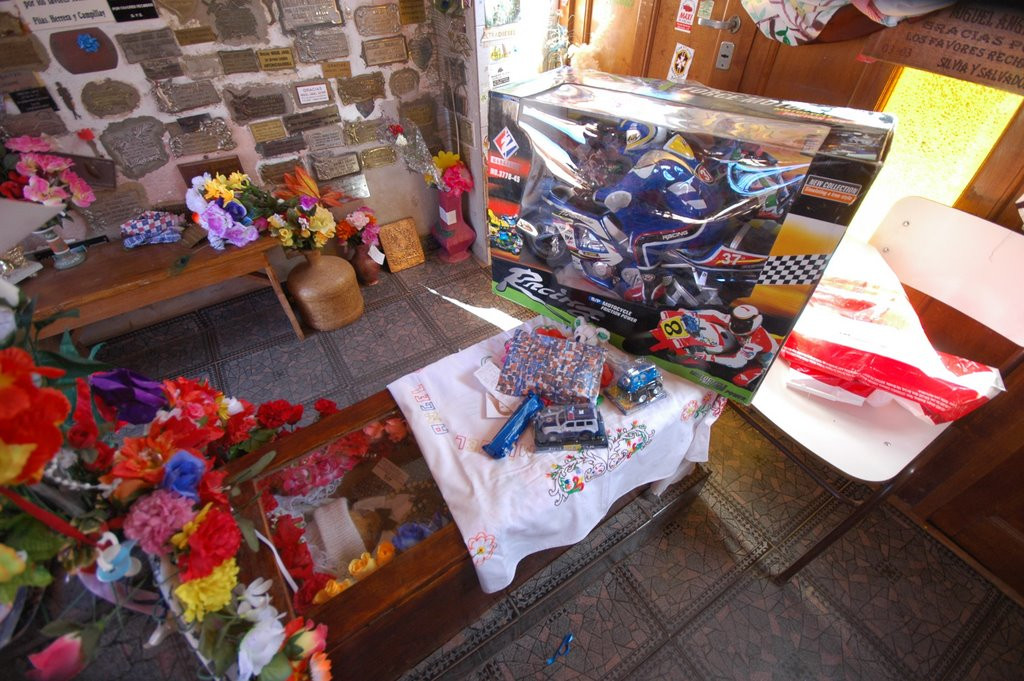 Thậm chí, người ta còn tin rằng nếu chạm vào trán của El Angelito thì sẽ gặp may mắn. Cũng có người kể rằng, sau khi đến gặp El Angelito thì căn bệnh của họ được chữa khỏi.