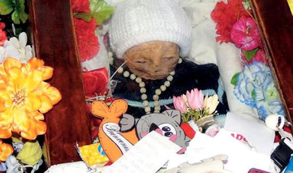 Vào ngày 24/6/1967, El Angelito ở thị trấn Banda Florida, Argentina qua đời sau khi đón sinh nhật đầu tiên vì mắc phải căn bệnh viêm màng não. Thi hài bé trai này được chôn cất trong một ngôi mộ tại nghĩa trang địa phương.