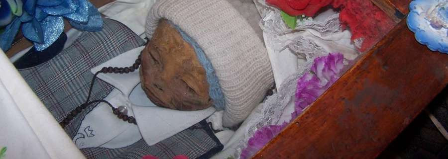 Bố mẹ của El Angelito cũng rất kinh ngạc khi chứng kiến hiện tượng lạ xảy đến với quan tài chứa thi hài con dù nó đã đóng cẩn thận trước đó.