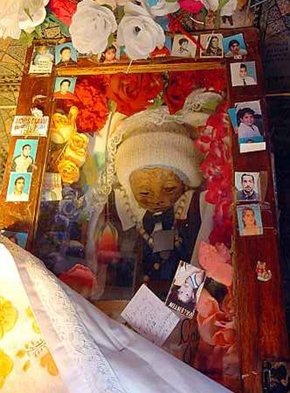 7 năm sau khi bé trai El Angelito qua đời, một số hiện tượng kỳ lạ xảy ra. Đầu tiên là người ta phát hiện nắp quan tài chứa thi hài cậu bé El Angelito thường tự bật nắp một cách bí ẩn.