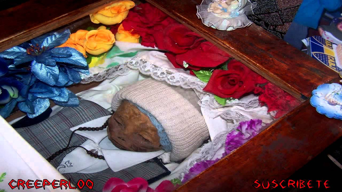 Vì vậy, gia đình quyết định thay nắp quan tài bằng gỗ thành nắp kính. Thi hài cậu bé El Angelito cũng được mang về nhà để gia đình có thể trông thấy em.