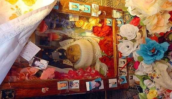 Vì vậy, người ta tin rằng thi hài El Angelito sở hữu sức mạnh ma thuật thần kỳ. Hàng ngàn người ở khắp Argentina đã đến thị trấn Banda Florida để tận mắt ngắm nhìn thi hài bất hoại của cậu bé 1 tuổi này.